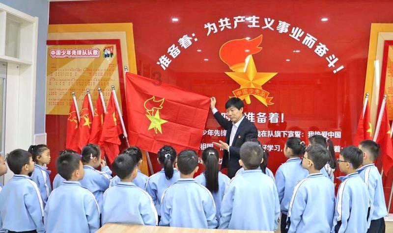 贵州纳雍一辆救护车因路面结冰被困 市民：定亲路上遇到 众人合力推车